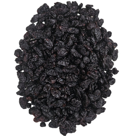खुली काली किशमिश का ढेर
