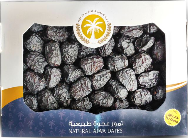علبة تمر عجوة بيضاء وبنفسجية بنافذة تظهر الحبات الداكنة