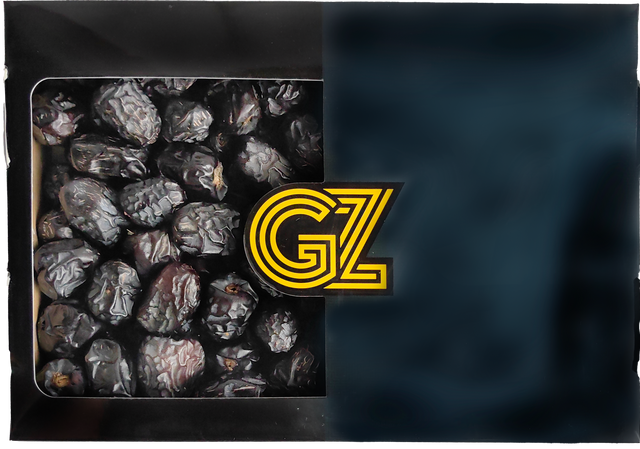 علبة GZ سوداء بنافذة تظهر حبات تمر العجوة الداكنة