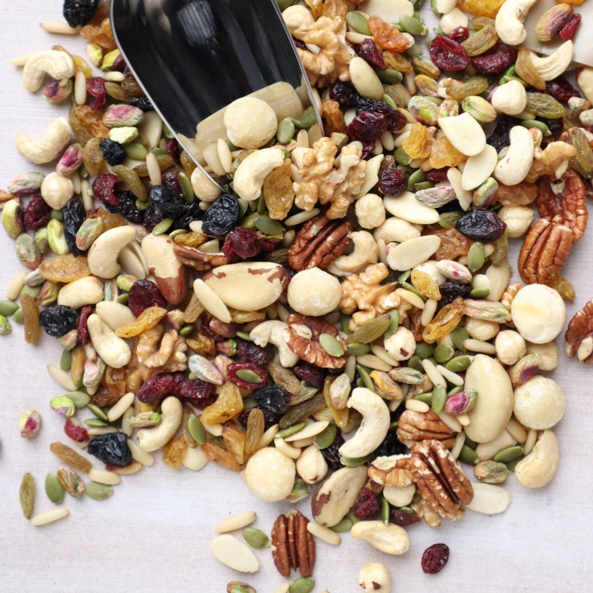 مكسرات نيئة وزبيب | Raw nut and raisin mix — Themar Al Alia